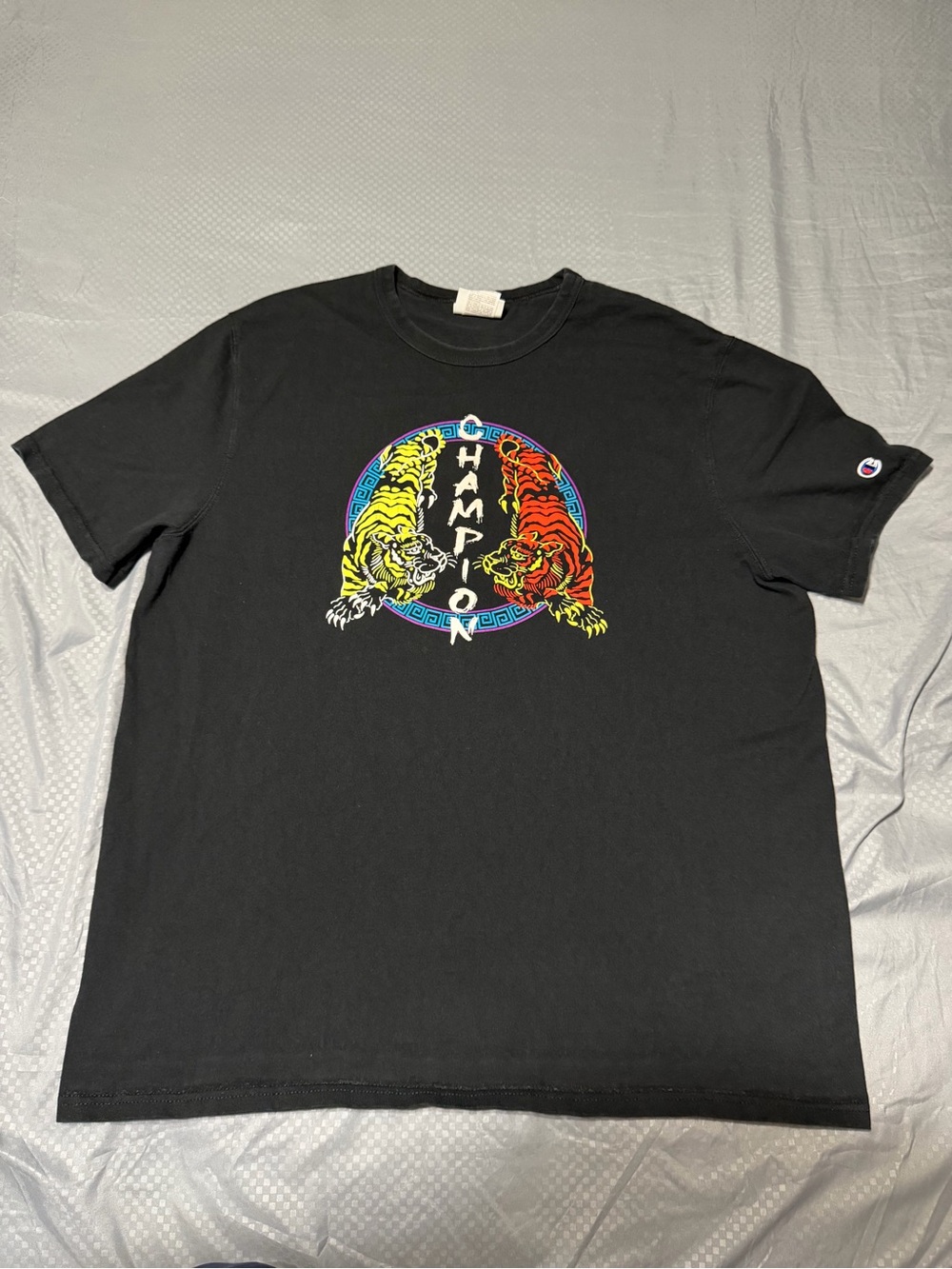 Size XL - Champion Two Tiger Black T-Shirt Short Sleeved - Picture 1 of 7